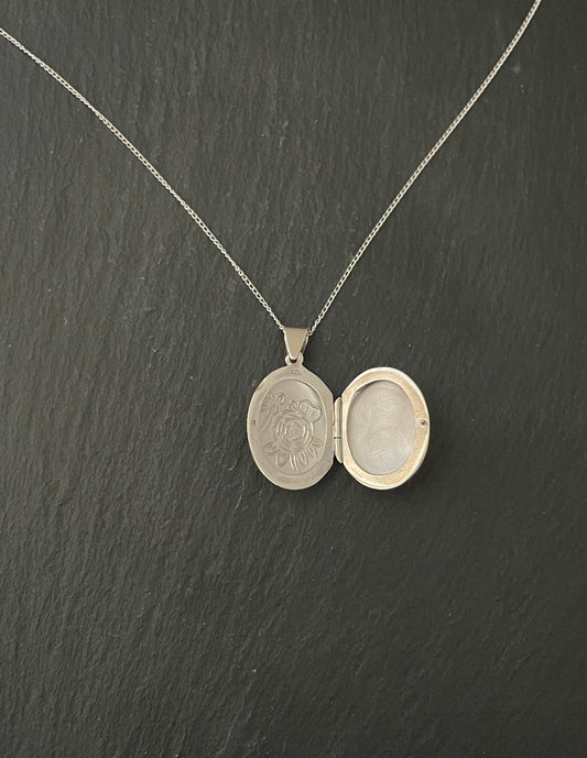 Oval Flower Silver Locket image 1