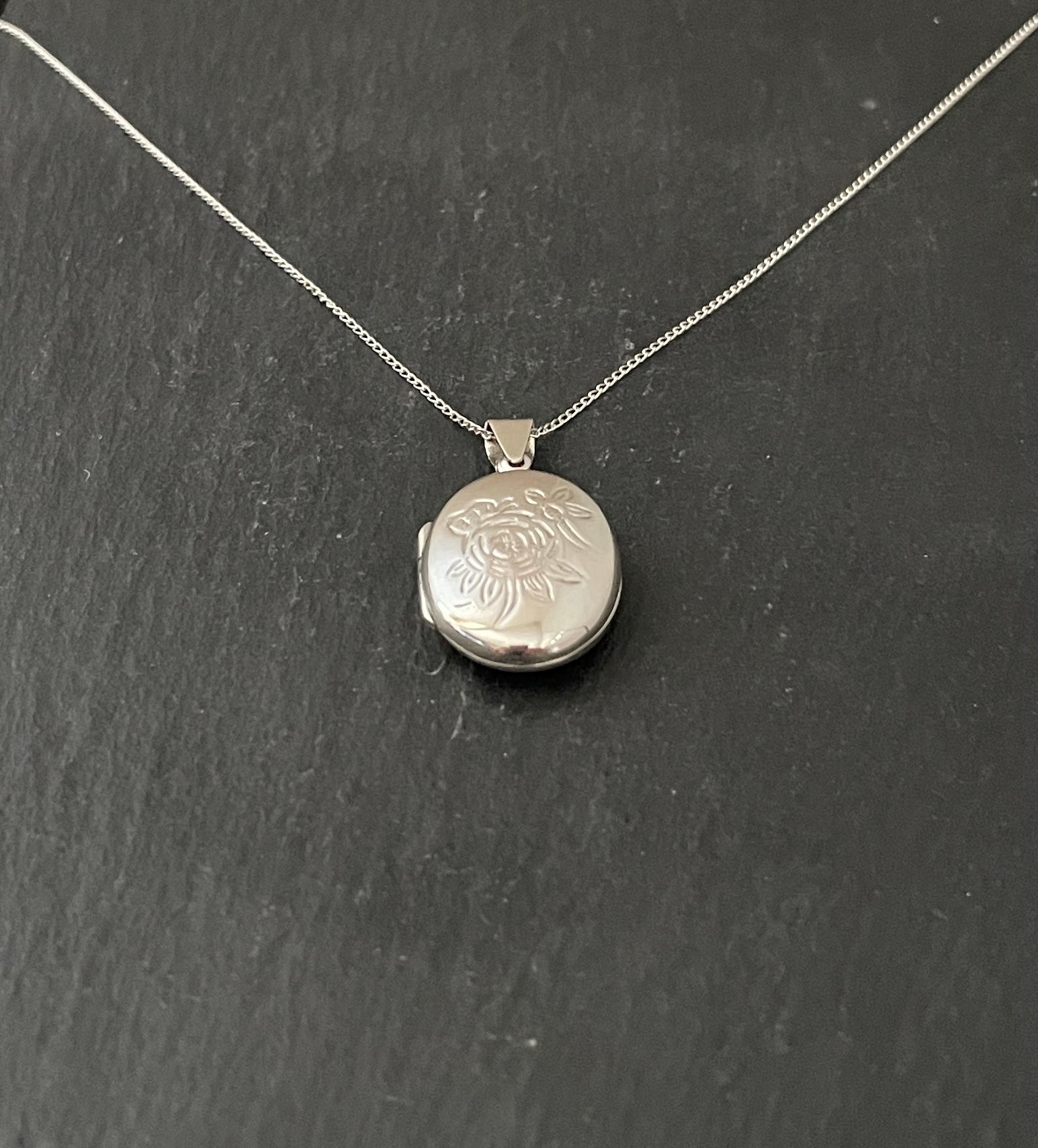 Oval Flower Silver Locket image 2