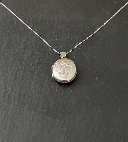 Oval Flower Silver Locket image 2