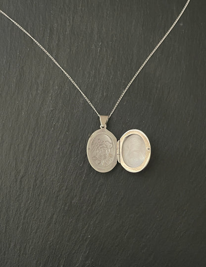 Oval Flower Silver Locket image 1