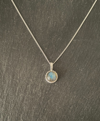 Labradorite Round Pendant image 0