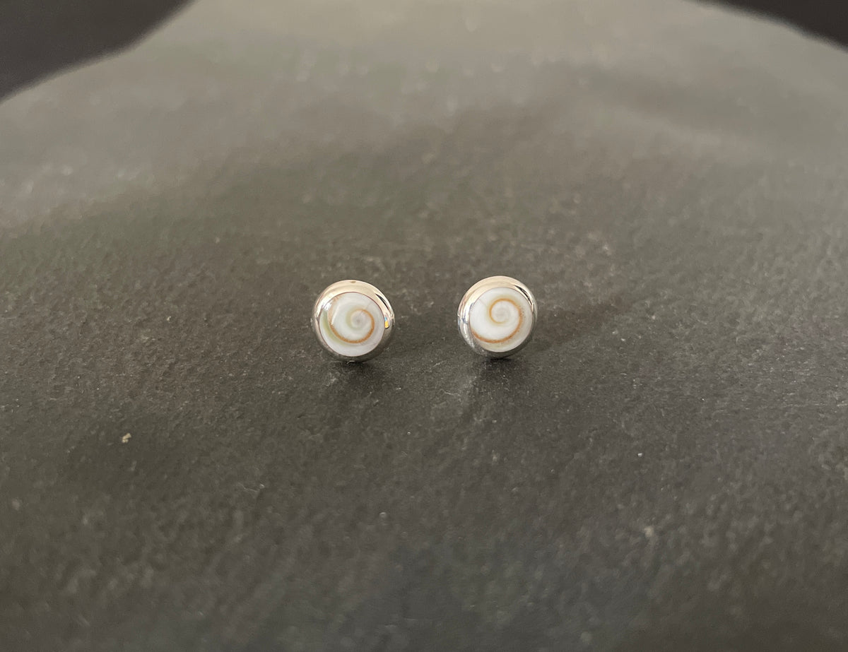 Shiva Shell Round Stud Earrings