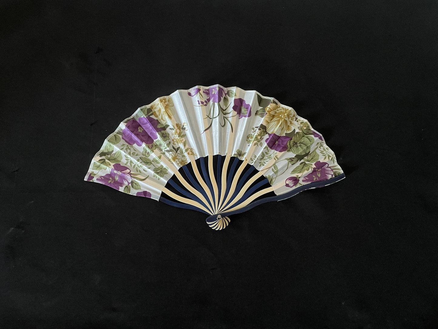 White Handheld Fan image 0
