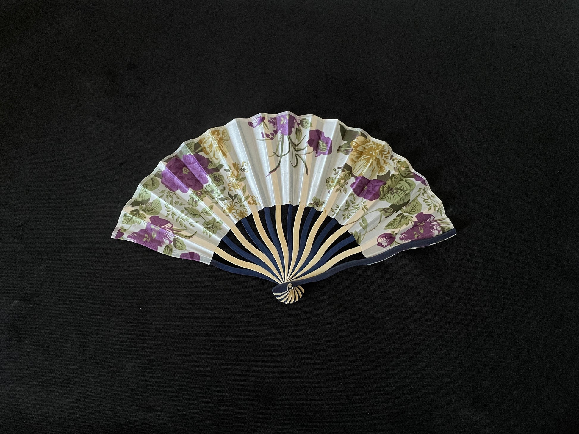 White Handheld Fan image 0